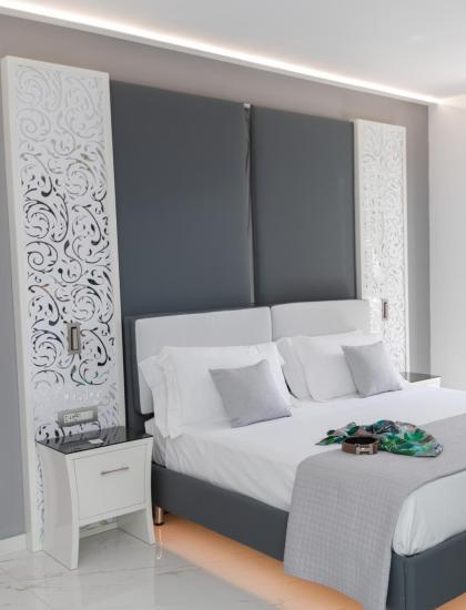 Modern bedroom with a double bed and elegant decorations.