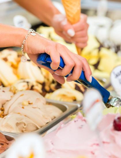 Handgemachtes Eis in einer bunten Gelateria serviert.