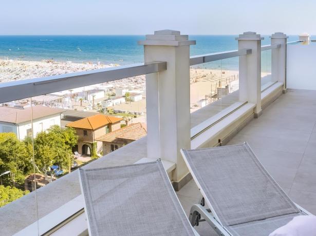 Terrazza con vista mare e lettini, perfetta per rilassarsi.