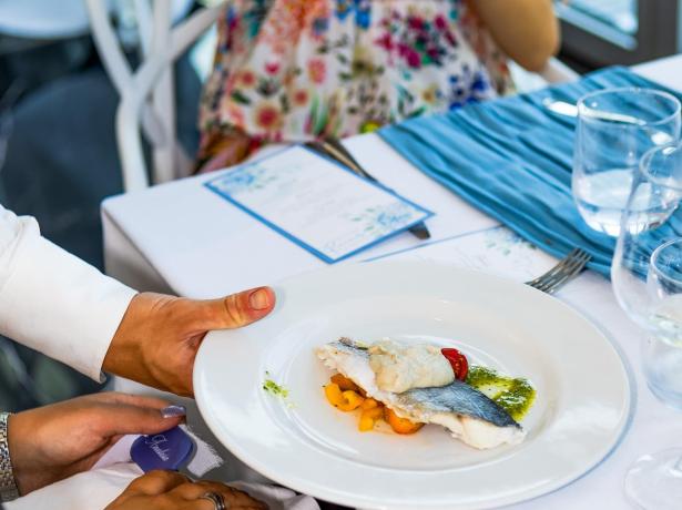 Fischgericht in einem stilvollen Restaurant serviert.