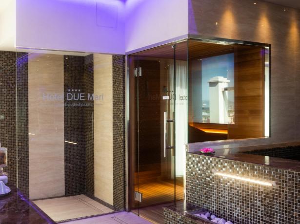 Centro benessere moderno con sauna e area relax.